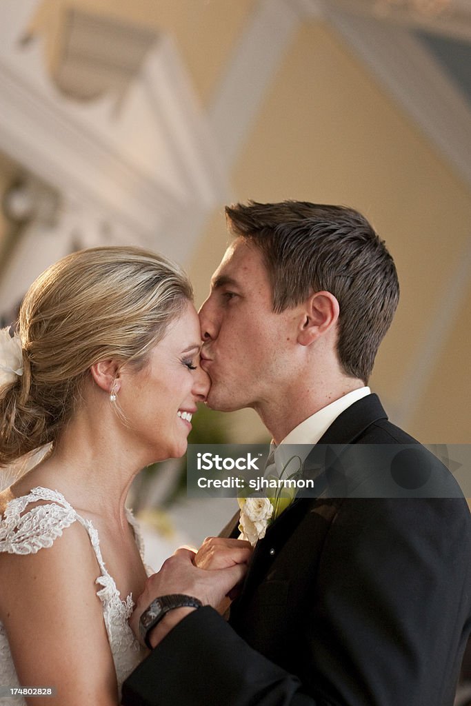 Romantische Bräutigam Küssen seine wunderschöne Braut wird in der Empfangshalle - Lizenzfrei Anzug Stock-Foto