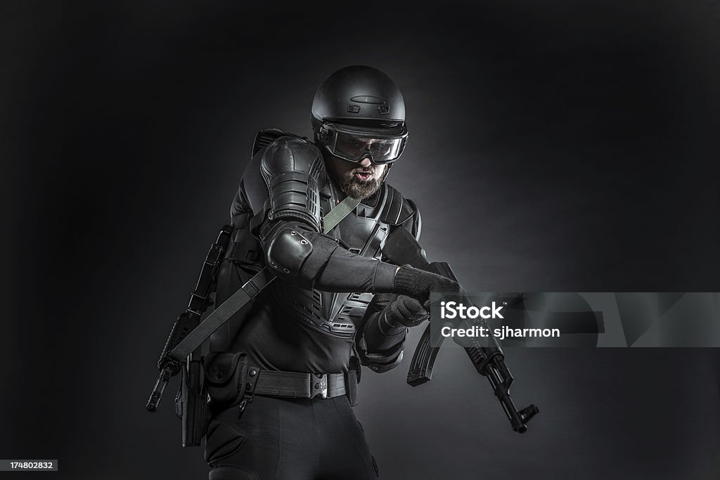Защита против террористов - Стоковые фото АК-47 роялти-фри