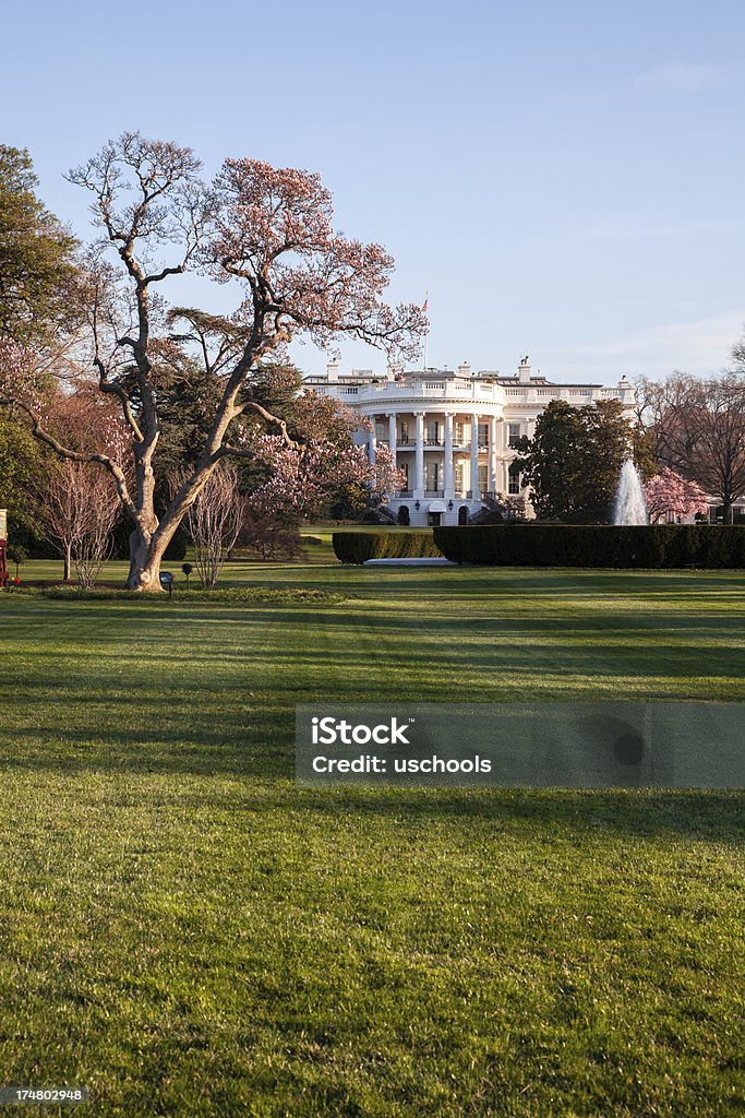 La casa blanca en sunrise en resorte - Foto de stock de Aire libre libre de derechos