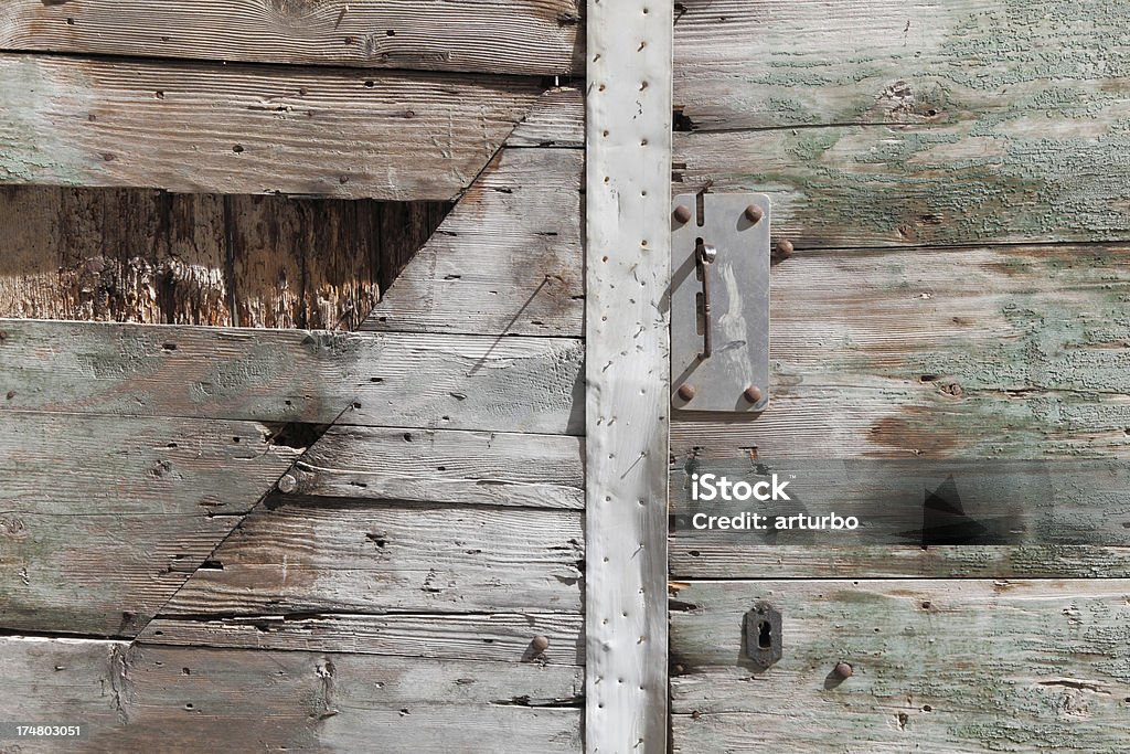 ブラウングリーン色褪せ加工を施した木のドアのロックディテールザダールクロアチア - カラー画像のロイヤリティフリーストックフォト