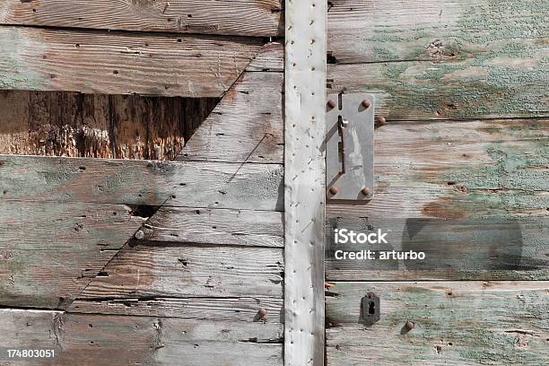 Brown Verde Fechadura Da Porta De Madeira Resistiu Detalhe Zadar Croácia - Fotografias de stock e mais imagens de Antigo