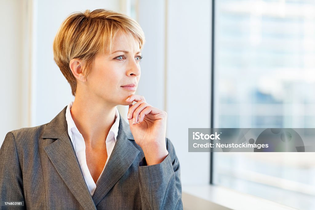 Mujer de negocios mirando a otro lado - Foto de stock de 30-39 años libre de derechos