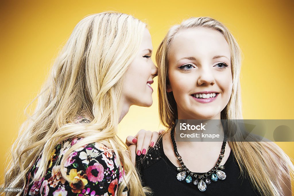 Gossiping 10 代の少女 - 2人のロイヤリティフリーストックフォト