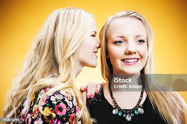 Gossiping Nastoletnie Dziewczyny - zdjęcia stockowe i więcej obrazów Dwie osoby - Dwie osoby, Ludzie, Szeptać