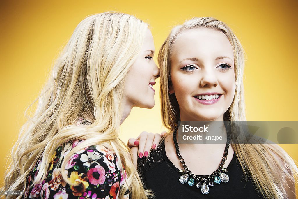 Gossiping Adolescentes Meninas - Foto de stock de Duas pessoas royalty-free