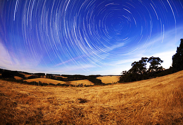 star trails - star trail clear sky tranquil scene circle fotografías e imágenes de stock