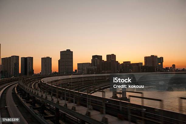 Puesta De Sol Y Los Edificios De La Ciudad De Tokio Foto de stock y más banco de imágenes de Abstracto