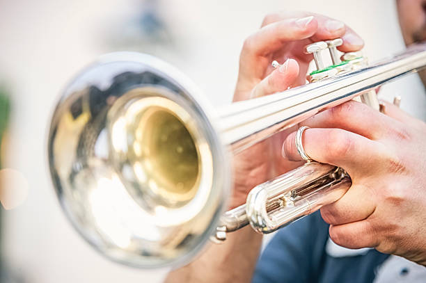 музыкант играет trumpet - big band people trombone trumpet стоковые фото и изображения