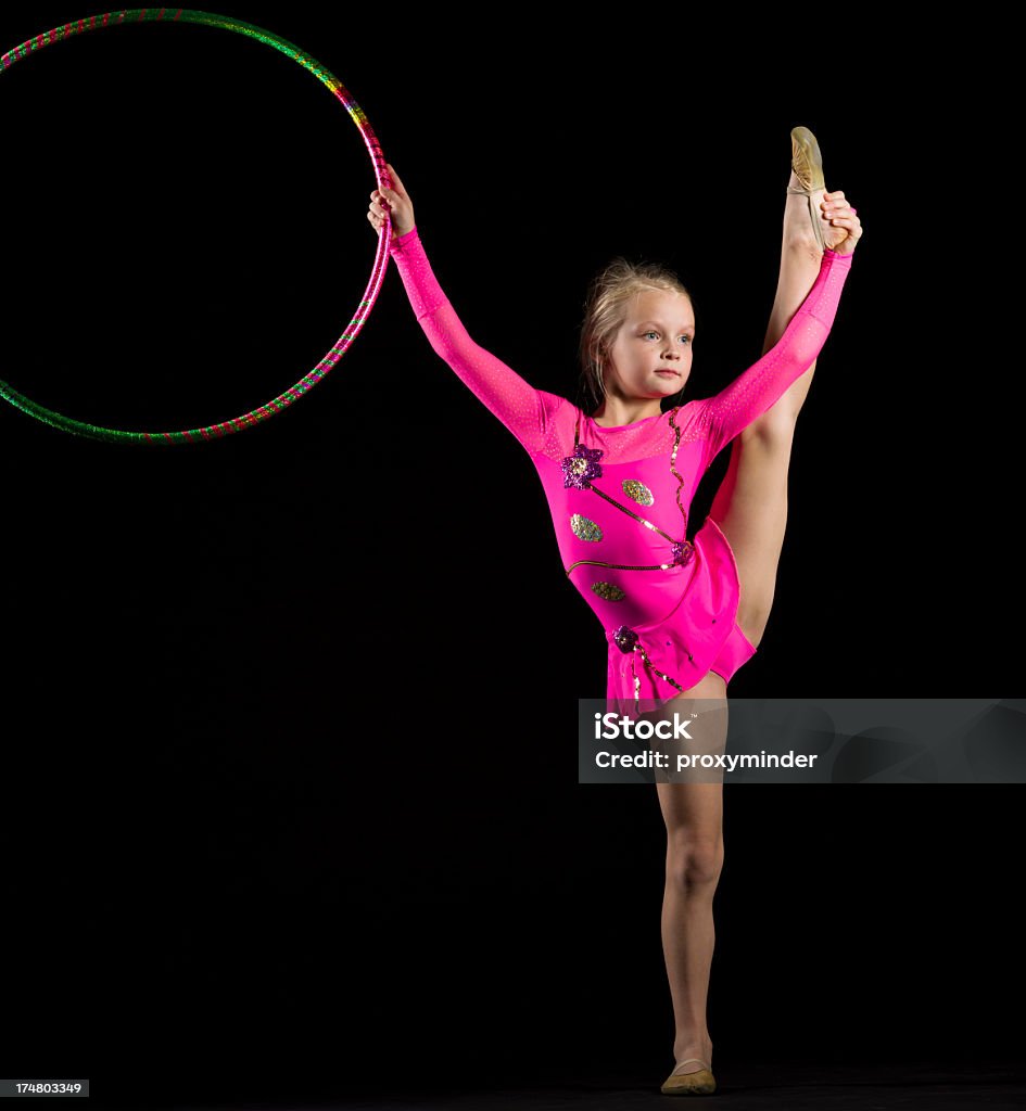 小さな体操フラフープの女の子、黒色の背景 - 全開脚のロイヤリティフリーストックフォト