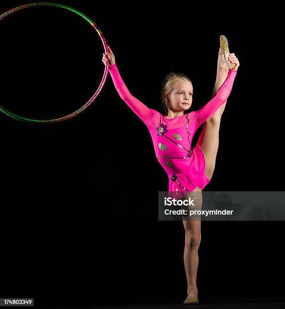 리틀 Gymnast Girl With 훌라 후프 On 검정색 바탕 다리찢기에 대한 스톡 사진 및 기타 이미지 - 다리찢기, 아이, 소녀