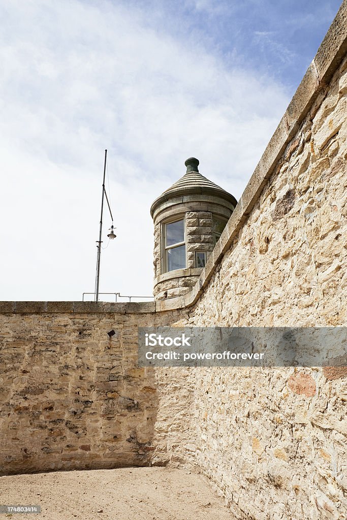Vecchia prigione parete e torre di guardia - Foto stock royalty-free di Ambientazione esterna