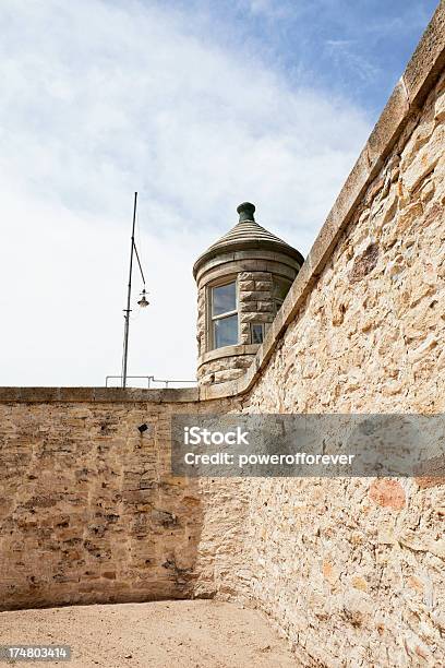 Vecchia Prigione Parete E Torre Di Guardia - Fotografie stock e altre immagini di Ambientazione esterna - Ambientazione esterna, Architettura, Barriera