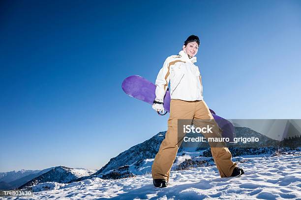 Donna Con Tavola Da Snowboard - Fotografie stock e altre immagini di Abbigliamento sportivo - Abbigliamento sportivo, Abiti pesanti, Adulto