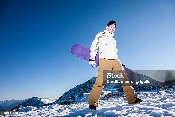 Foto de Mulher Com Snowboard e mais fotos de stock de Adulto - Adulto, Atividade Recreativa, Atividades de Fins de Semana