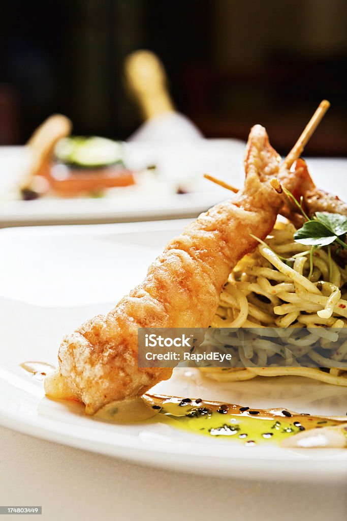 Di ispirazione asiatica, tempura Scampi piccanti con salsa al sesamo in lussuoso ristorante - Foto stock royalty-free di Antipasto