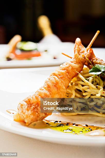 Di Ispirazione Asiatica Tempura Scampi Piccanti Con Salsa Al Sesamo In Lussuoso Ristorante - Fotografie stock e altre immagini di Antipasto