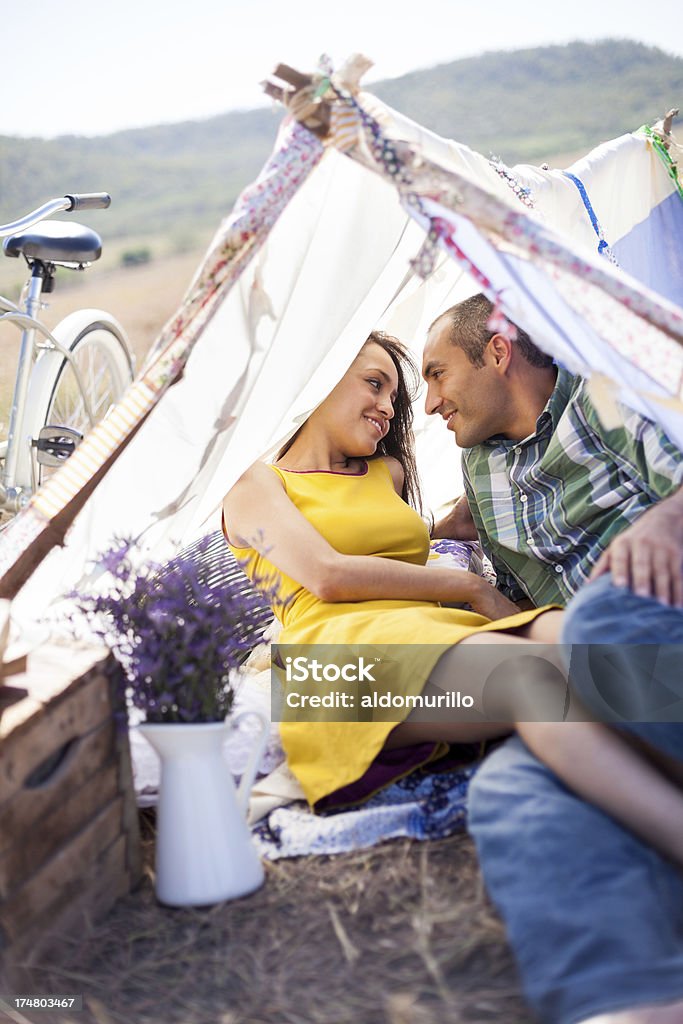 Счастливая пара в палатка - Стоковые фото 20-29 лет роялти-фри