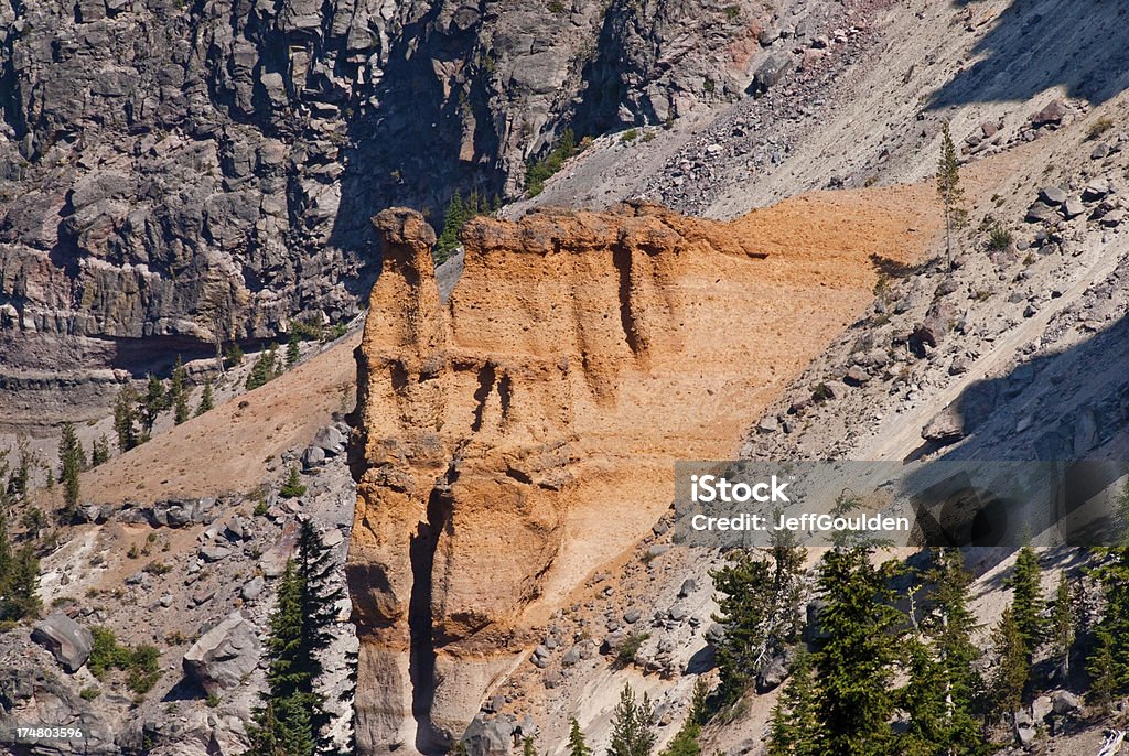 パミスの城岩の形状 - クレーターレイク国立公園のロイヤリティフリーストックフォト