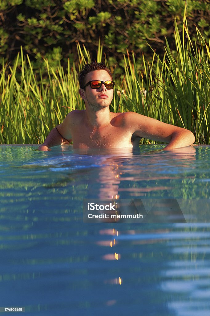 Jovem relaxante na piscina - Foto de stock de 16-17 Anos royalty-free