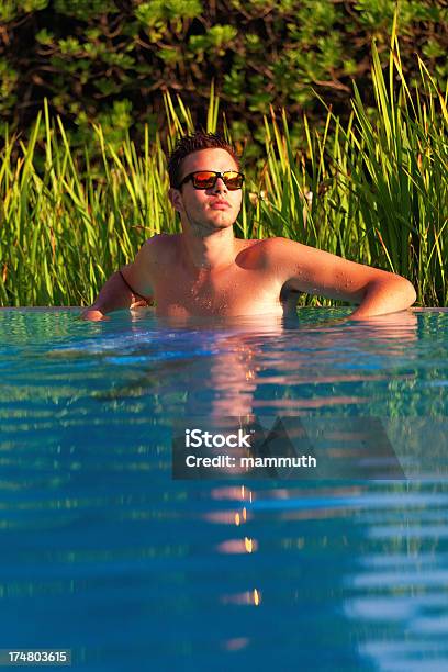 Foto de Jovem Relaxante Na Piscina e mais fotos de stock de 16-17 Anos - 16-17 Anos, 18-19 Anos, Adulto