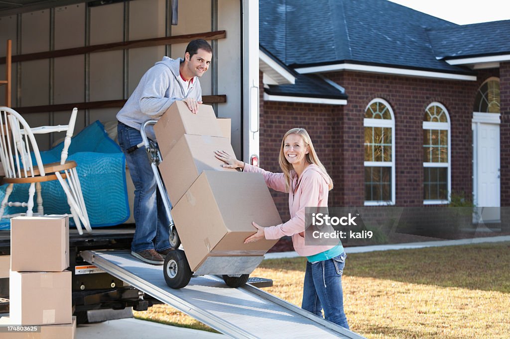 Casal descarga caixas de van de Mudança - Foto de stock de Carrinho de Mão - Carrinho royalty-free