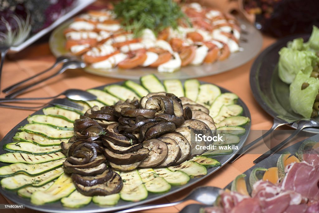 vegetarisches 뷔페형 mit 쥬끼니 und 가지색 - 로열티 프리 가득 찬 스톡 사진