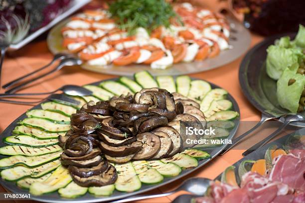 Vegetarisches 뷔페형 Mit 쥬끼니 Und 가지색 가득 찬에 대한 스톡 사진 및 기타 이미지 - 가득 찬, 가지-채소, 건강한 식생활