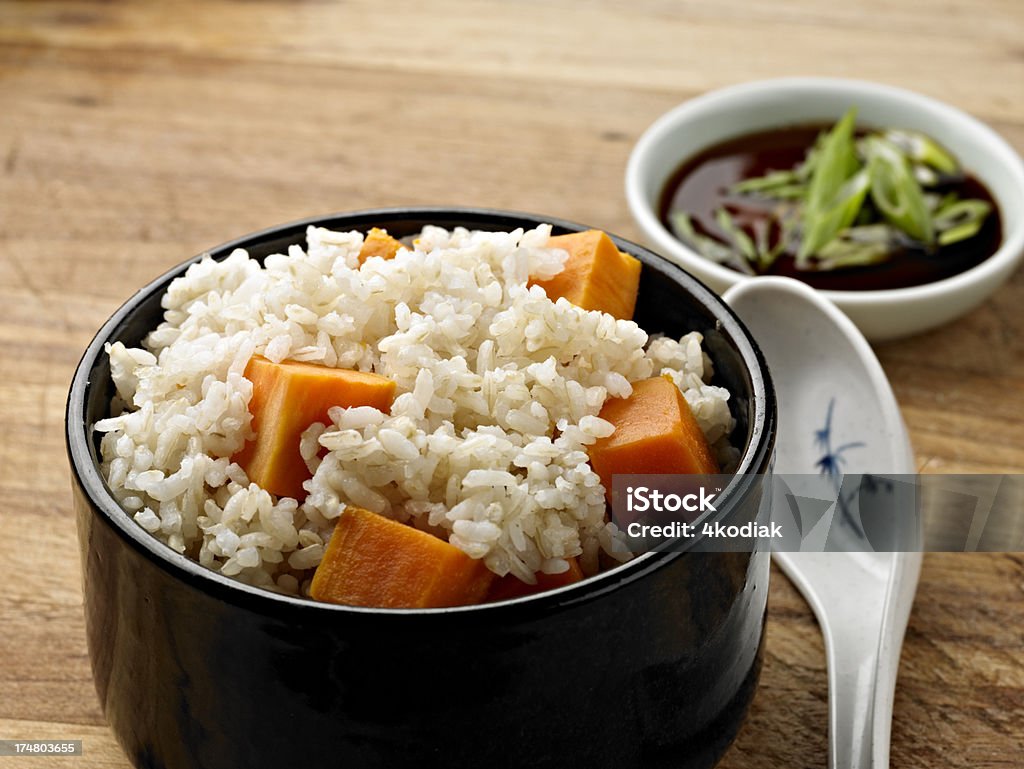 Brauner Reis mit Süßkartoffeln widmen. - Lizenzfrei Dampfkochen Stock-Foto