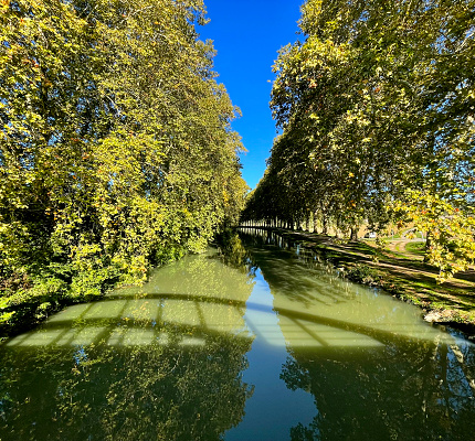 Sunny day on the Canal Latéral de la Garonne