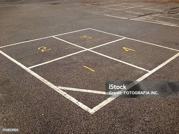 Scuola Gioco Della Campana - Fotografie stock e altre immagini di A forma di blocco - A forma di blocco, Ambientazione esterna, Asfalto