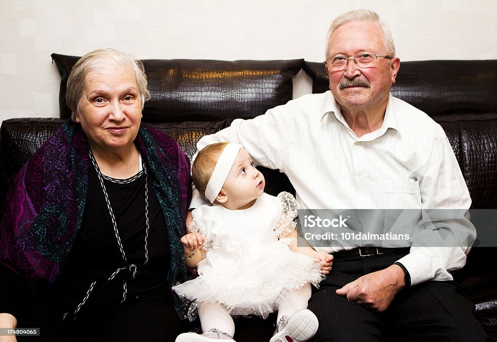 Gran abuelos con su granddaughter - Foto de stock de 12-17 meses libre de derechos