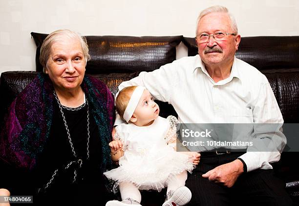Gran Abuelos Con Su Granddaughter Foto de stock y más banco de imágenes de 12-17 meses - 12-17 meses, 70-79 años, Abuela