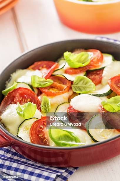토마토색 Zuchinni 그라탕 0명에 대한 스톡 사진 및 기타 이미지 - 0명, 그라탕, 그릇