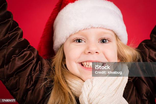 Entusiasmado Menina Vestindo Chapéu Do Pai Natal Com Fundo Vermelho - Fotografias de stock e mais imagens de 4-5 Anos