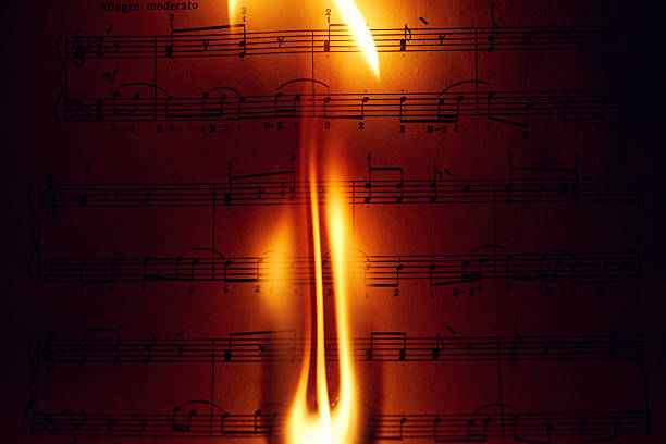 folha de música (ardor) - treble clef music fire musical symbol imagens e fotografias de stock