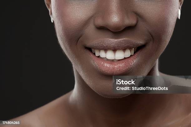 Photo libre de droit de Africaine Femme Avec Un Sourire Parfait banque d'images et plus d'images libres de droit de Femmes - Femmes, Fond noir, Adulte