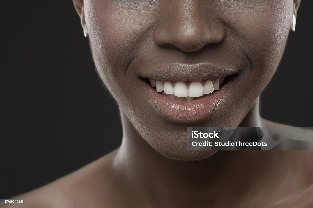 Африканская женщина с идеальной улыбкой - Стоковые фото Женщины роялти-фри