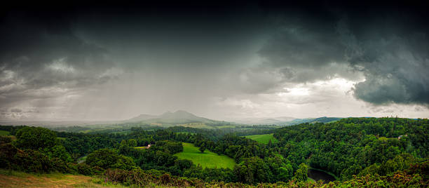 scotts vue, melrose, la frontière de l'écosse, au royaume-uni - panoramic mountain cloudscape borders photos et images de collection