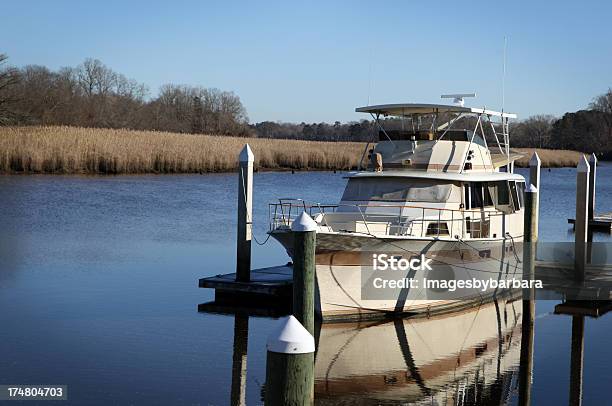 Luxusboot Stockfoto und mehr Bilder von Einzelner Gegenstand - Einzelner Gegenstand, Farbbild, Fluss