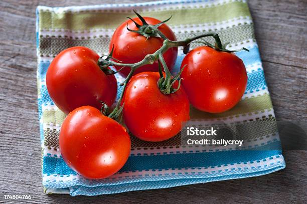 Foto de Tomates Na Vine e mais fotos de stock de Alimentação Saudável - Alimentação Saudável, Fotografia - Imagem, Grupo de Objetos