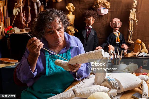 Marioneta De Maestros Foto de stock y más banco de imágenes de Marioneta - Marioneta, Taller de trabajo, Adulto