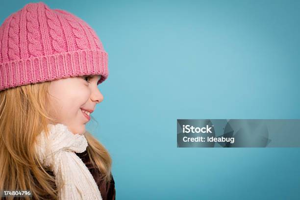 Rapariga Feliz Usando Chapéu Cachecol Com Espaço Para Texto - Fotografias de stock e mais imagens de 4-5 Anos