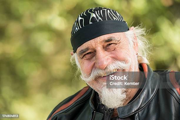 Sorridente Motociclista - Fotografie stock e altre immagini di Motociclista - Motociclista, 60-69 anni, Barba - Peluria del viso