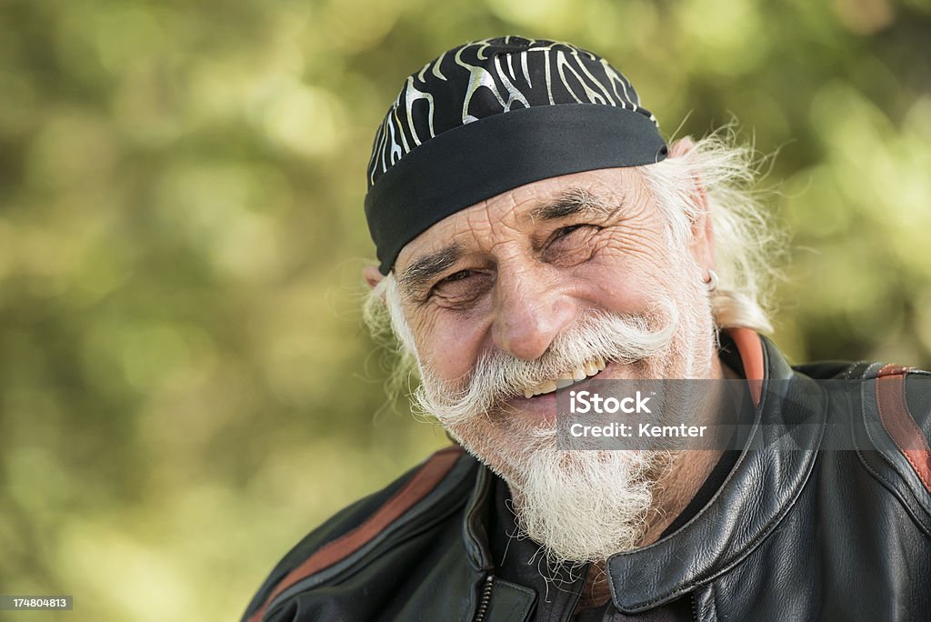 Sorrindo na ladeira - Foto de stock de Motociclista royalty-free