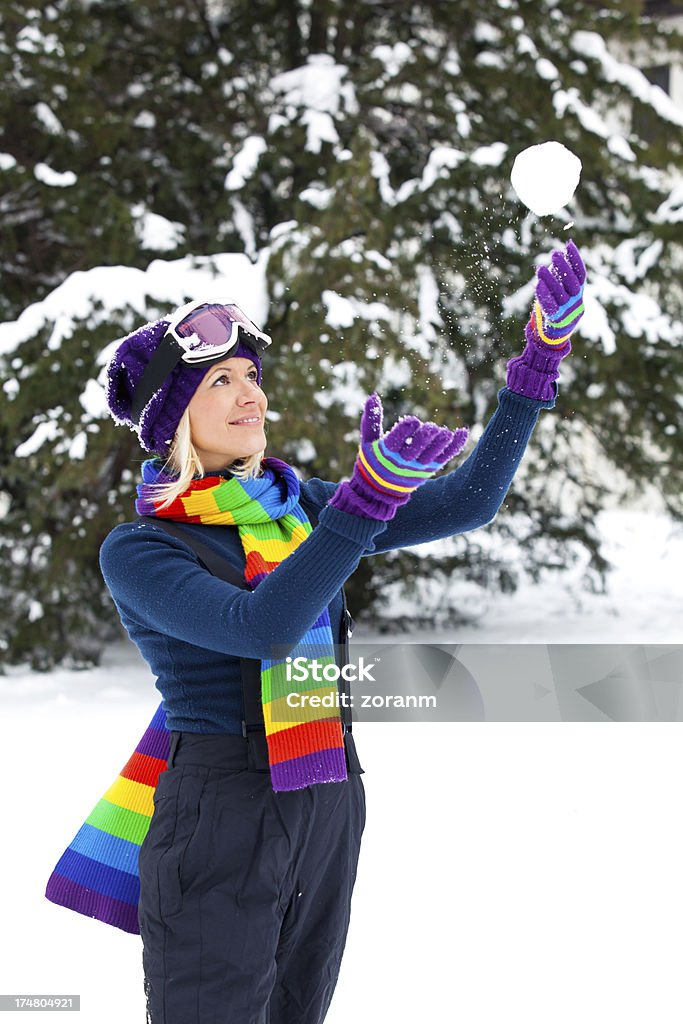 Jovem mulher com Bola de Neve - Royalty-free Adulto Foto de stock