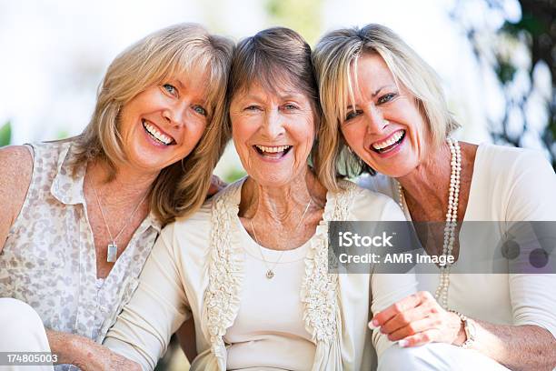 Emotionenläufe In Der Familie Stockfoto und mehr Bilder von 70-79 Jahre - 70-79 Jahre, 80-89 Jahre, Aktiver Senior