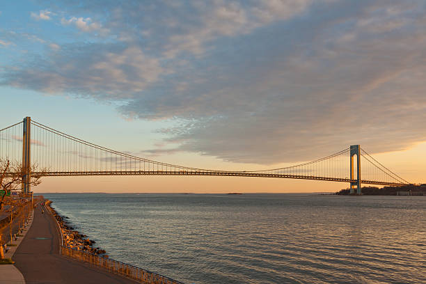 ponte verrazano-narrows, nova iorque - decked imagens e fotografias de stock