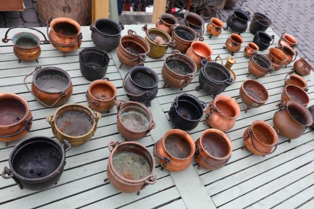 vasos e caldeirões de cobre à venda na banca do antiquário no mercado de pulgas ao ar livre - antiquary - fotografias e filmes do acervo