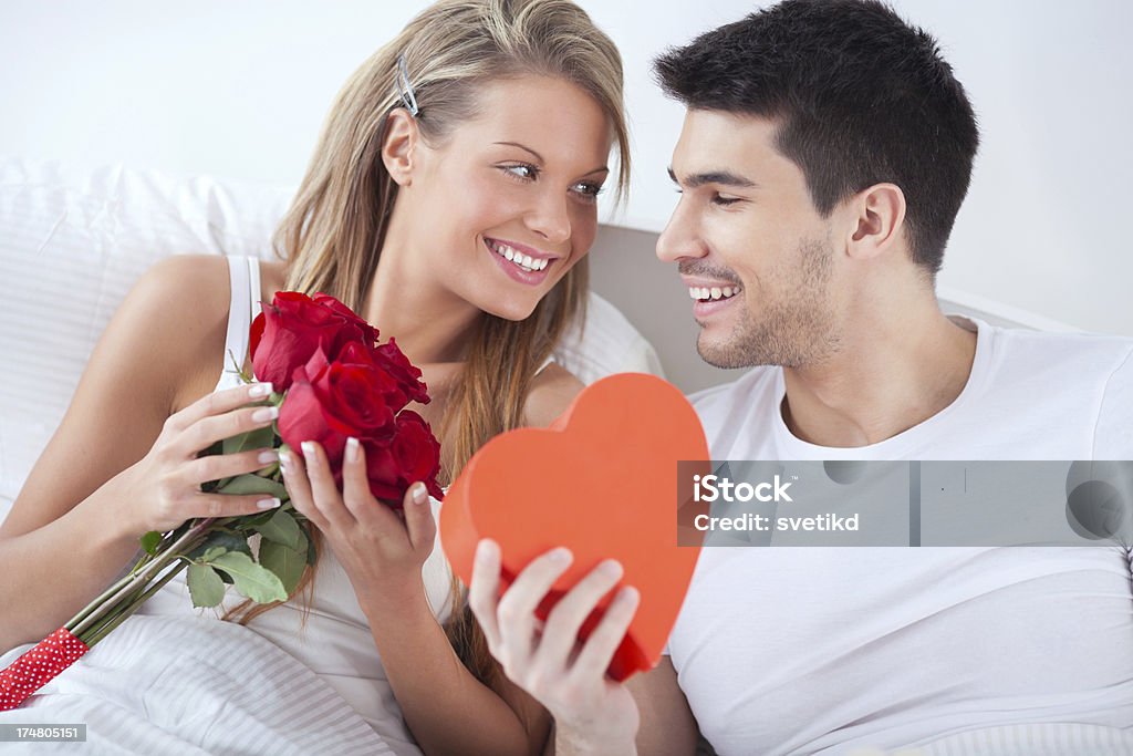 Casal na cama. - Foto de stock de 20-24 Anos royalty-free