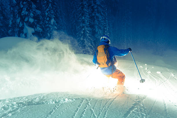 skifahren im pulverschnee - skiing powder snow flash snow stock-fotos und bilder